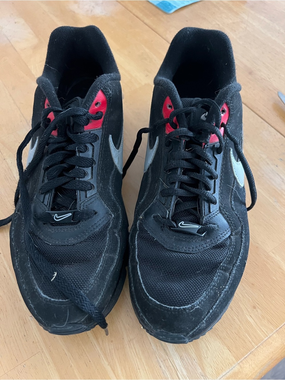 Nike Men’s Black Athletic Sneakers with White Swoosh and Red Eyelets